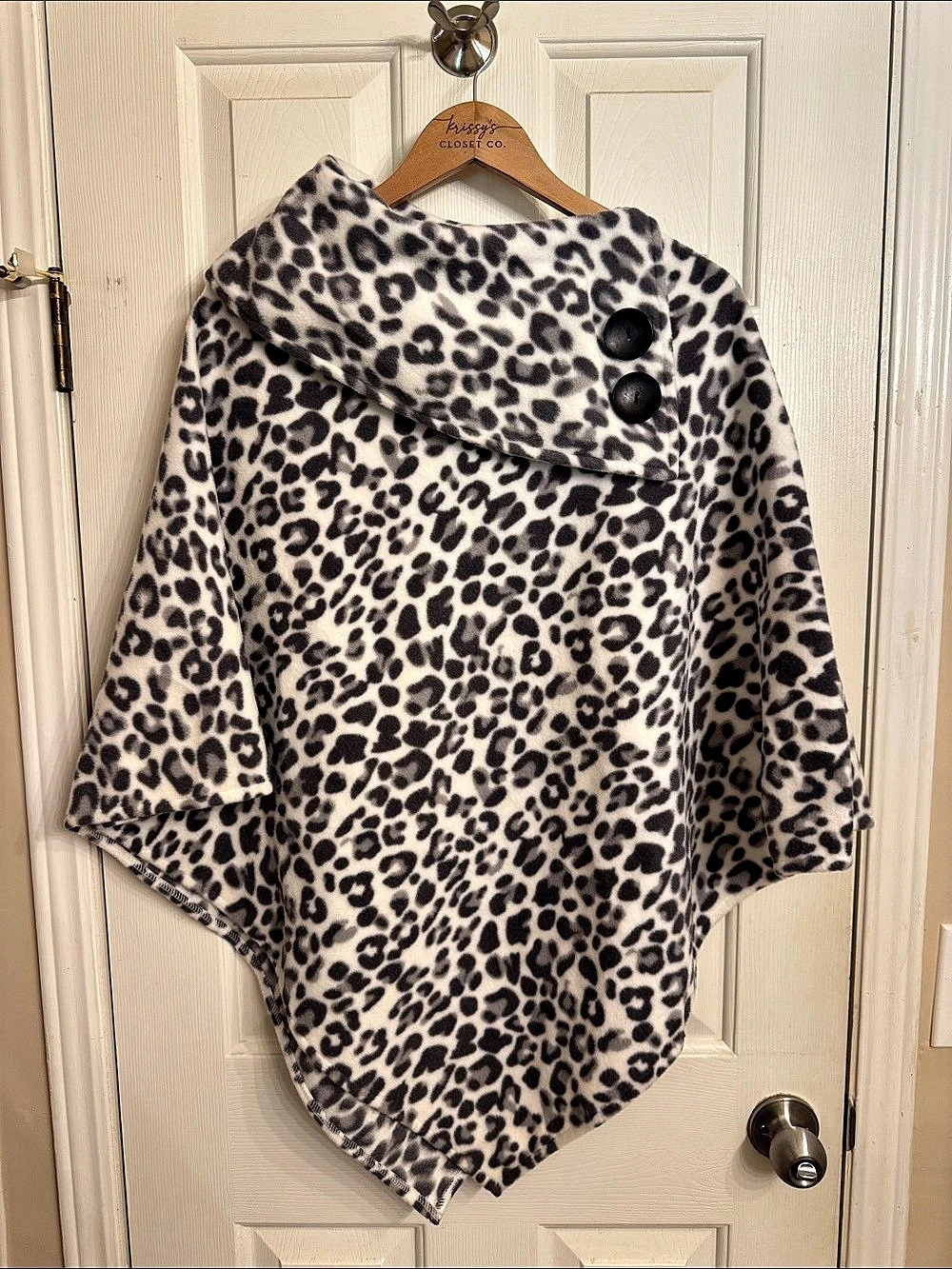LeModa WR Snow Leopard Wrap Leopard Print Wrap Gray & Black NWT